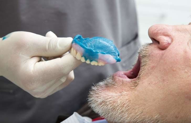 Você sabe como cuidar de sua prótese dentária?