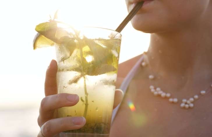 Cuidados de verão: aumento no consumo de bebidas ácidas pode prejudicar seus dentes
